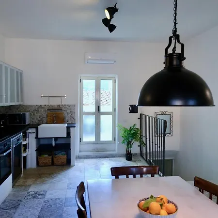 Charming Spacious 3-bedroom Townhouse *