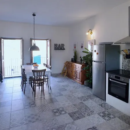 Dom wakacyjny Charming Spacious 3-bedroom Townhouse Bosa